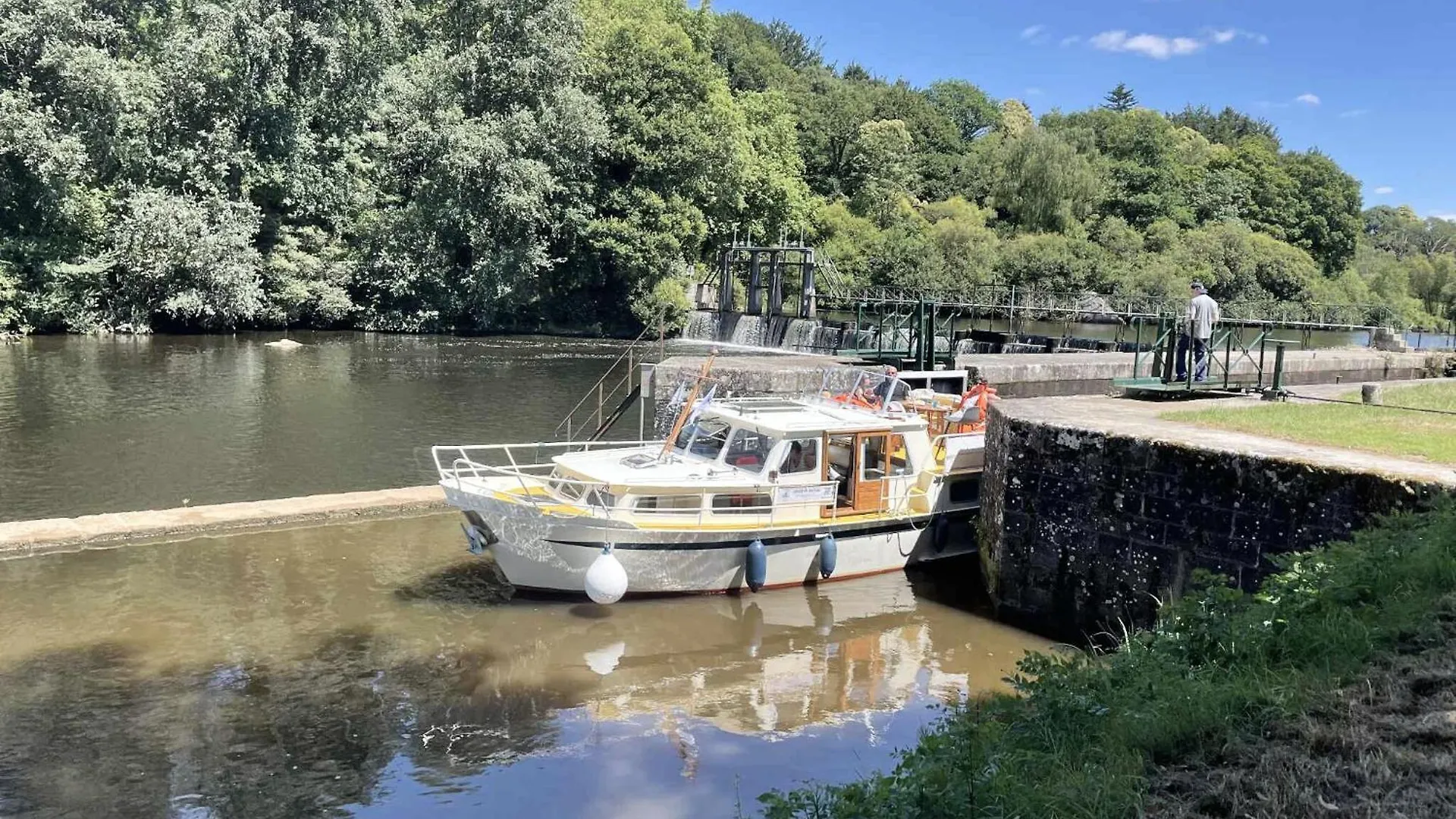Hotel Albatross, Sejour Sur Un Bateau Sans Permis En Bretagne Pluméliau